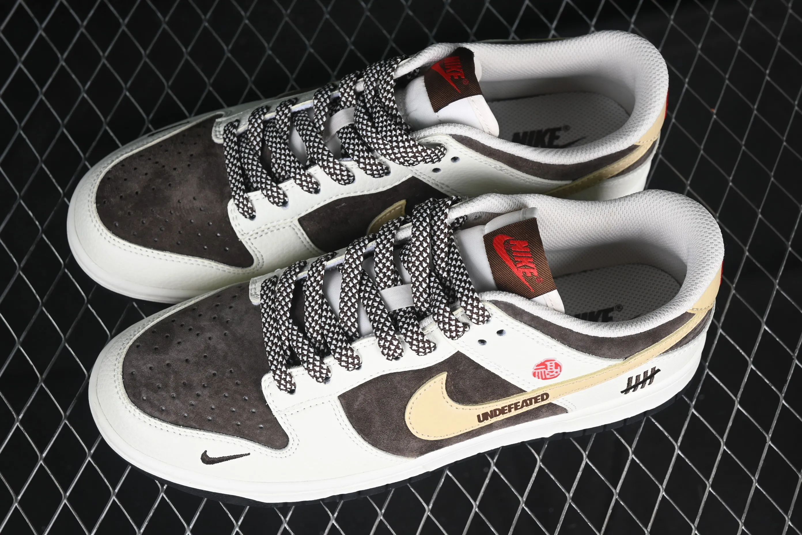 All categories Nk SB Dunk Series Nk SB Dunk Low High-end customized low-top sneakers Nk SB Dunk Low UN joint beige khaki hook Anniversary high-end customized low-top casual sneakers DJ2024-089
